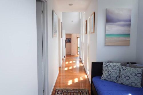 Χώρος καθιστικού στο Waterfront Primrose Retreat