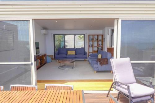 Χώρος καθιστικού στο Waterfront Primrose Retreat
