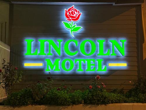 a neon sign that reads london motel at Lincoln Motel - Los Angeles, Hollywood Area in Pasadena