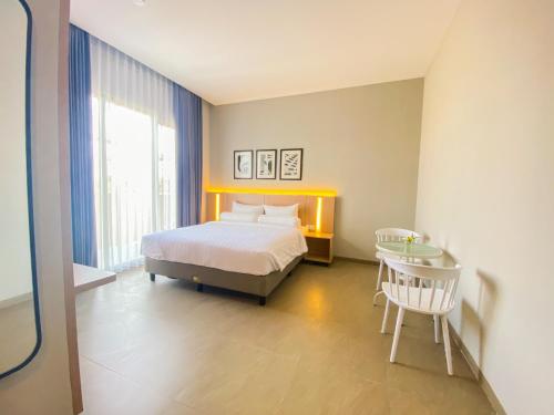 Postel nebo postele na pokoji v ubytování Front One King Hotel Tuban