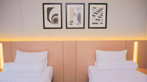 Postel nebo postele na pokoji v ubytování Front One King Hotel Tuban