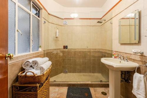 La salle de bains est pourvue d'un lavabo, d'une baignoire et de serviettes. dans l'établissement Departamento Mural Artístico, à Mexico