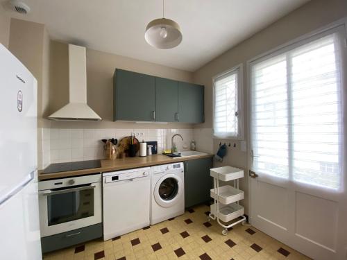 une cuisine avec un lave-linge et un lave-linge dans l'établissement Maison de Vacances Confortable, Plage à Pied - La Tranche-sur-Mer, 6 Pers., Wifi, Parking, 500m² Terrain - FR-1-22-364, à La Tranche-sur-Mer