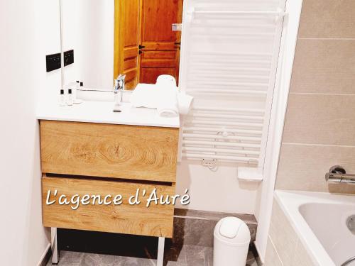 une salle de bain avec un lavabo, des toilettes et une baignoire dans l'établissement Appartement 8 pers, 86m², à 50m des pistes et commerces à Montalbert, parking et wifi inclus - FR-1-755-14, à Aime La Plagne