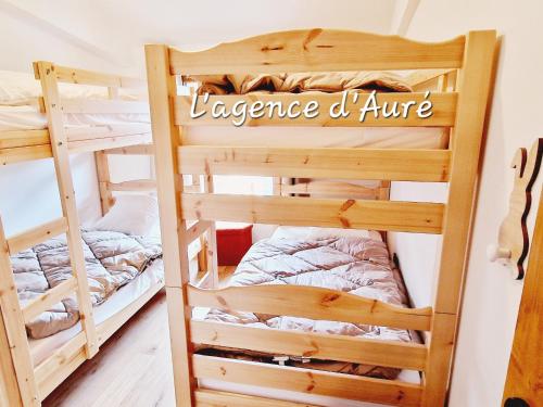 une chambre avec deux lits superposés dans l'établissement Appartement 8 pers, 86m², à 50m des pistes et commerces à Montalbert, parking et wifi inclus - FR-1-755-14, à Aime La Plagne