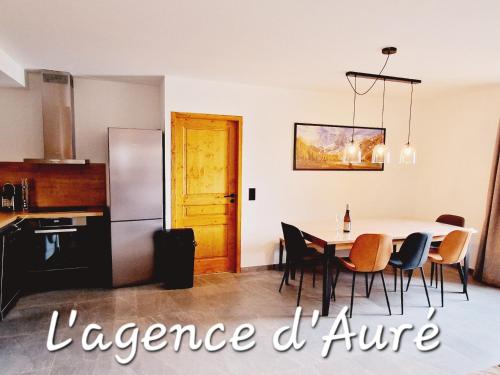 une cuisine et une salle à manger avec une table et des chaises dans l'établissement Appartement 8 pers, 86m², à 50m des pistes et commerces à Montalbert, parking et wifi inclus - FR-1-755-14, à Aime La Plagne