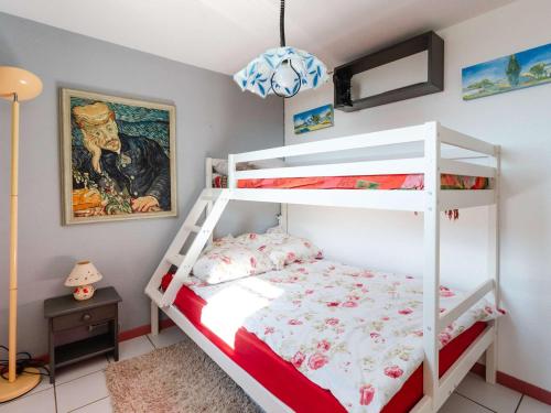 - une chambre avec des lits superposés et des lits superposés blancs dans l'établissement Charmant Pavillon avec 2 Terrasses et Parking Privé à Saint Pierre la Mer - FR-1-409-268, à Fleury