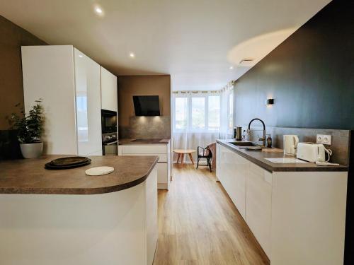 Photo de la galerie de l'établissement Appartement cosy au cœur de Châteauroux: clim, wifi, Netflix, proche gare et commerces - FR-1-591-586, à Châteauroux