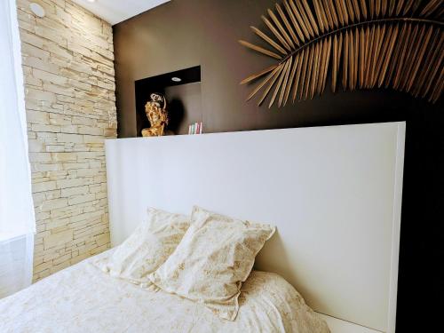 Photo de la galerie de l'établissement Appartement cosy au cœur de Châteauroux: clim, wifi, Netflix, proche gare et commerces - FR-1-591-586, à Châteauroux