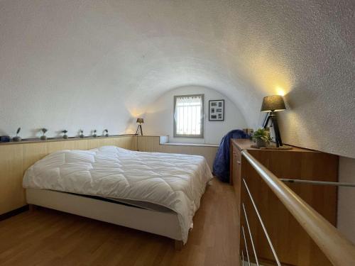 une chambre avec un lit blanc et une fenêtre dans l'établissement Appt moderne 6 pers avec piscine, clim, parking - Gruissan - FR-1-229-887, à Gruissan