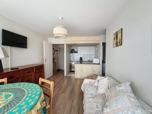 un salon avec un lit et une cuisine dans l'établissement Appartement à Courseulles-sur-Mer, à 2 min de la plage, balcon sud, parking, tout équipé - FR-1-746-23, à Courseulles-sur-Mer
