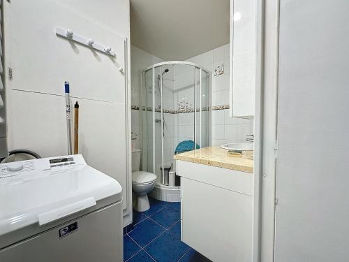 une salle de bain blanche avec un lavabo et des toilettes dans l'établissement Appartement à Courseulles-sur-Mer, à 2 min de la plage, balcon sud, parking, tout équipé - FR-1-746-23, à Courseulles-sur-Mer