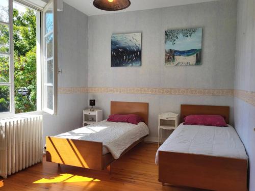 deux lits dans une chambre avec deux fenêtres dans l'établissement Maison confort, 3 chambres, plage à 2 pas, jardin privé sans vis-à-vis, équipements modernes. - FR-1-788-12, à Merville-Franceville-Plage