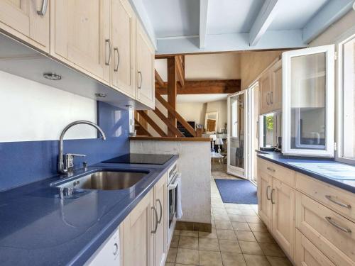 une cuisine avec un évier et un plan de travail dans l'établissement Maison 2 pièces avec mezzanine proche plage, 6 couchages, Dolus-d'Oléron, calme et WIFI inclus - FR-1-246A-303, à Dolus-d'Oléron