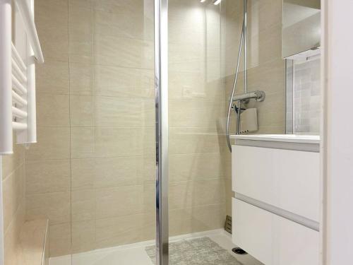 une douche avec une porte vitrée dans une salle de bain dans l'établissement Appartement Climatisé 2 Pièces + Coin Nuit, Proche Plage et Commerces, 4 Couchages, Le Lavandou - FR-1-251-829, au Lavandou