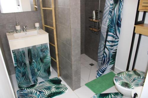 a bathroom with a sink and a shower and a toilet at L'Awara - paisible et chaleureux in Cabassou