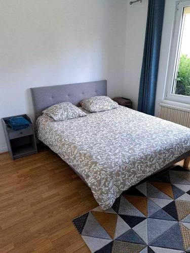 une chambre avec un lit et une fenêtre dans l'établissement Polat, à Lèves