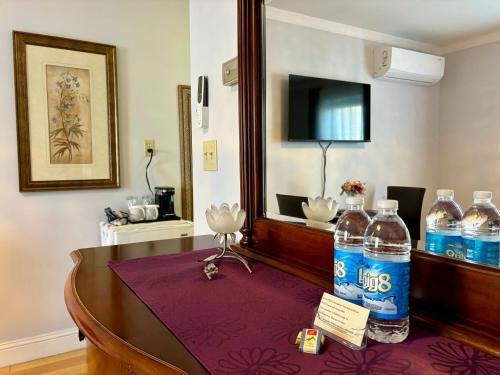 una habitación con 2 botellas de agua en una mesa en Inn on the Harbour, en Charlottetown