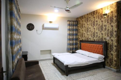 ein Schlafzimmer mit einem Bett in einem Zimmer in der Unterkunft 6 bedrooms Villa in DHA in Lahore