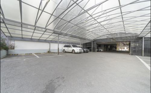 a car garage with a car parked in it at Hotel LeeSunDeok in Busan