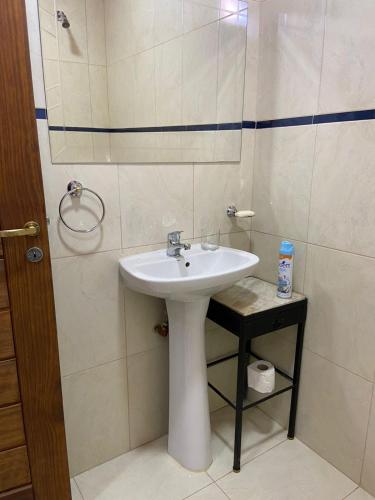 a bathroom with a white sink and a shower at Descanso el abuelo in Londres