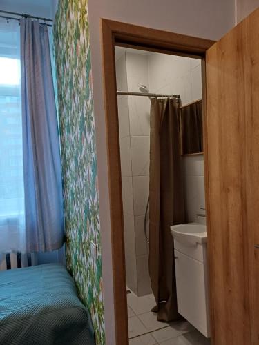 y baño con cama, ducha y aseo. en Green Oaks Private Rooms with Private Shower en Klaipėda