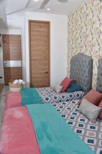 a bedroom with two beds and a door at Lujoso apto con vista al mar, en salinas del mar in Playa Dormida
