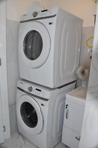 a washer and dryer in a laundry room with a washing machine at Lujoso apto con vista al mar, en salinas del mar in Playa Dormida