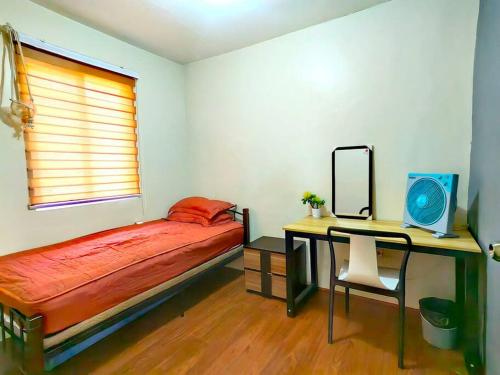 a bedroom with a bed and a desk with a mirror at Casa De Mira in Angeles
