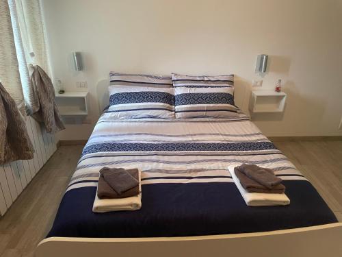Una cama con toallas en un dormitorio en Casa Marco en Civitanova del Sannio