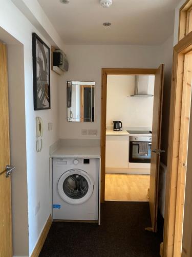 eine Waschmaschine und einen Trockner in einem Zimmer mit Küche in der Unterkunft Spacious 1 bedroom apartment in Norwich city centre in Norwich