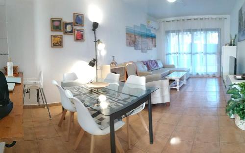 Posedenie v ubytovaní ATLANTERRA BAJO. SALIDA DIRECTA. URBANIZACIÓN DE LUJO. PISCINAS CANCHAS PÁDEL. WIFI Y A/A