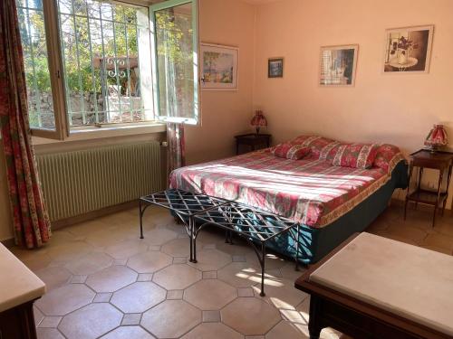 um pequeno quarto com uma cama e uma janela em VILLA WIOSNA em Saint-Cézaire-sur-Siagne