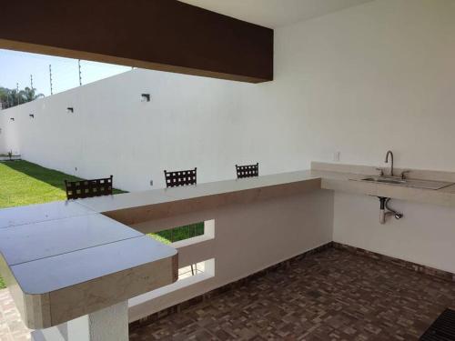 une cuisine blanche avec un évier et un comptoir dans l'établissement CASA MYAA, casa para noche, día, fin de semana, semana y mes, à Cuernavaca