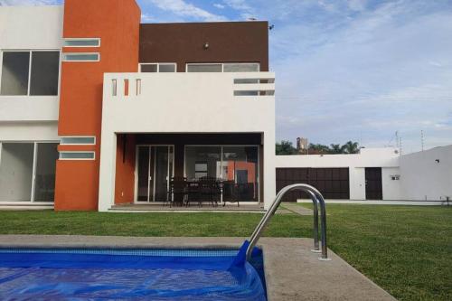 une piscine devant un bâtiment dans l'établissement CASA MYAA, casa para noche, día, fin de semana, semana y mes, à Cuernavaca