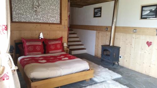 A bed or beds in a room at Chalet Mondjoin