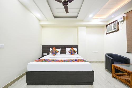 FabHotel Dwarka Residency في نيودلهي: غرفة نوم مع سرير ومكتب