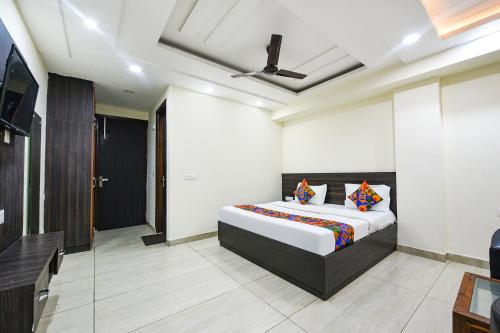 um quarto com uma cama e uma televisão em FabHotel Dwarka Residency em Nova Deli