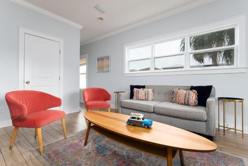 un salon avec un canapé et une table dans l'établissement Be A Nomad - Balcony peekaboo - Home for reunions, à Jacksonville Beach