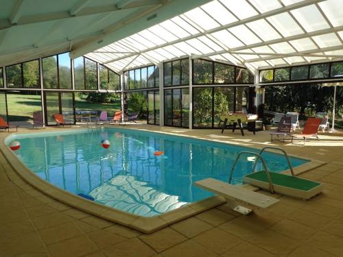 - une piscine dans un bâtiment doté d'un grand plafond en verre dans l'établissement Villa Perigord, à Gourdon