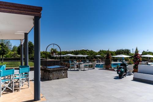 Bazén v ubytování Dipladenia Garden Country Resort nebo v jeho okolí