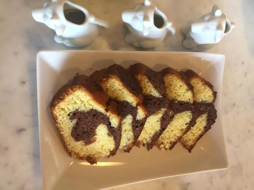 un pezzo di ciambella al cioccolato appoggiato su un piatto di Borgo 69 Villas & Suites a Foiano della Chiana