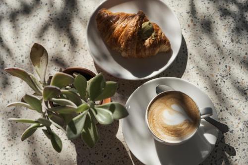 un tavolo con un piatto di cibo e una tazza di caffè di Borgo 69 Villas & Suites a Foiano della Chiana