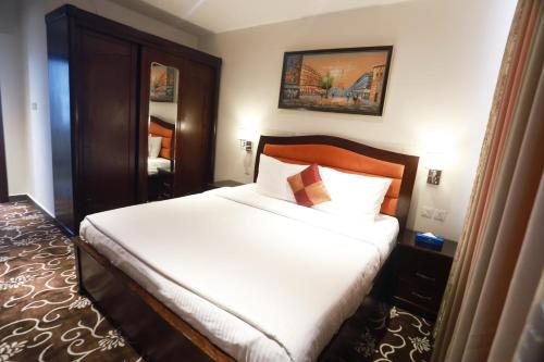 Postel nebo postele na pokoji v ubytování Naylover Hotel Suites
