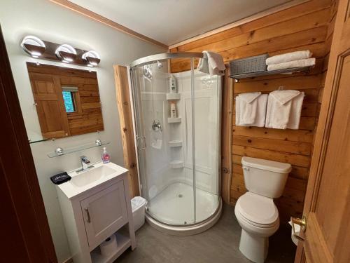ein Bad mit einer Dusche, einem WC und einem Waschbecken in der Unterkunft Across the Creek Cabins in Clearwater