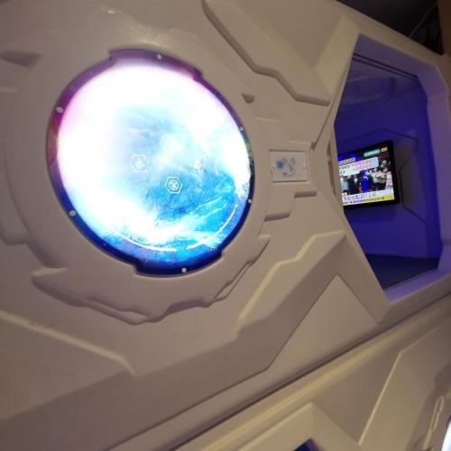 a room with a round window in the ceiling at 橙舍太空艙 TW Capsule Hostel in Taipei