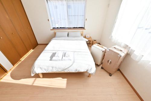 a small room with two beds and a window at Private Villa Sinjuku -7min to 高田馬場駅 in Tokyo
