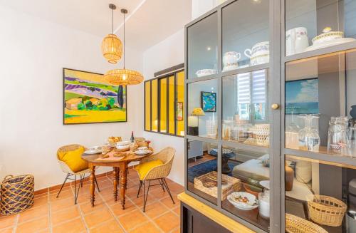 une salle à manger avec une table et des chaises jaunes dans l'établissement LA CIGALE by K6 Conciergerie Prestige, à Cassis