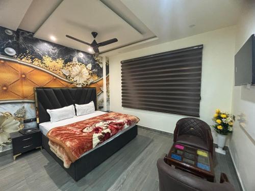 Giường trong phòng chung tại Hotel Krishna Regency