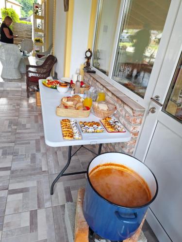 uma mesa com uma bandeja de comida numa mesa em Mill House Apartment and Camping em Ljutomer